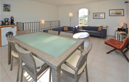 un salon avec une table et des chaises dans l'établissement 3 Bedroom Lovely Home In Aigues-Mortes, à Aigues-Mortes