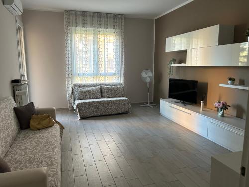 a living room with a couch and a television at Appartamento Veronica, per lavoro e relax in Corsico