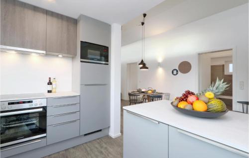 a kitchen with a bowl of fruit on a counter at Gorgeous Home In Lembruchdümmer See in Lembruch