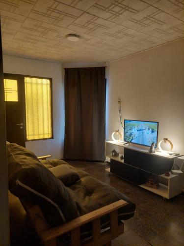 TV a/nebo společenská místnost v ubytování Casa con cochera. Amanecer mendocino