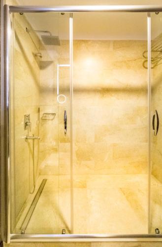 Ένα μπάνιο στο Lozengrad Hotel