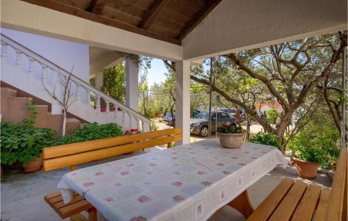 Balkón nebo terasa v ubytování 3 Bedroom Nice Apartment In Barbat-Rab