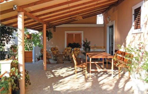 Patio alebo iná vonkajšia časť ubytovania One-Bedroom Apartment With Sea View In Orebic