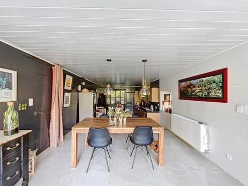 une salle à manger avec une table et des chaises en bois dans l'établissement Villa Odile, à Lamargelle