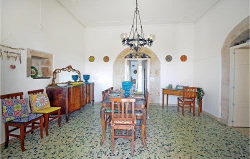 a dining room with a table and chairs at Nice Home In Cava D'aliga With Wifi in Cava dʼAliga