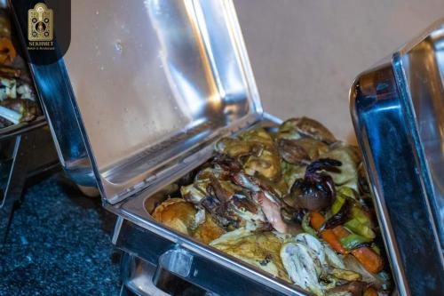 Makanan di atau berdekatan rumah tamu ini