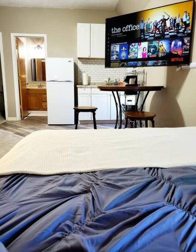 Dapur atau dapur kecil di Walkable Cozy Downtown Studio, FREE Bikes to use