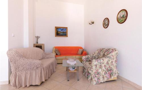 Posezení v ubytování Two-Bedroom Apartment In Komarna