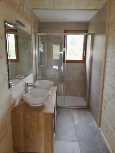 une salle de bain avec deux lavabos et une douche dans l'établissement L'El Cadi, à Font-Romeu