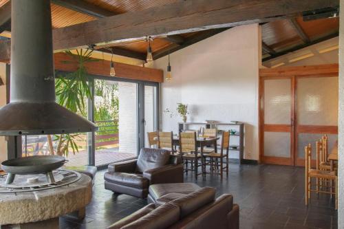 un salon avec un canapé et une table dans l'établissement Grand appartement vue Montagne plein sud grand garage sur demande, à Font-Romeu