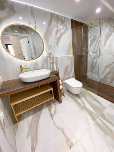 a bathroom with a sink and a mirror at Domy pod Borczyną in Zwierzyniec
