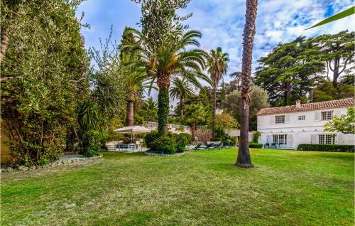 O grădină în afara Beautiful Home In Cannes With Kitchen