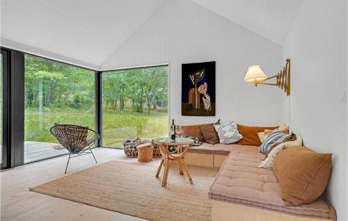 un salon avec un canapé et une table dans l'établissement Stunning Home In Fårevejle With Kitchen, à Fårevejle