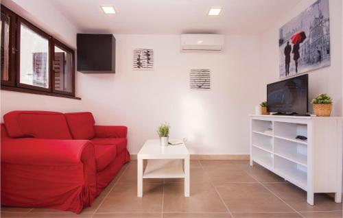 TV a/nebo společenská místnost v ubytování Two-Bedroom Apartment In Jadrija