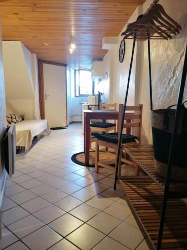 une chambre avec une table et une chambre avec un lit dans l'établissement Studio Joseph, à Espaly-Saint-Marcel