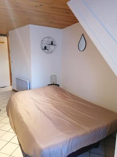 une chambre avec un grand lit dans une pièce dans l'établissement Studio Joseph, à Espaly-Saint-Marcel