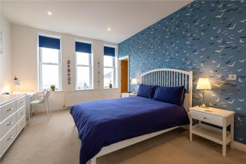 Postel nebo postele na pokoji v ubytování Ocean Wave Westward Ho! 2 bedroom apartment