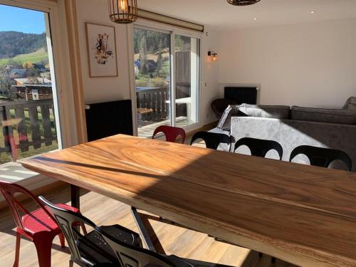 Photo de la galerie de l'établissement Charmant appartement, grand balcon, vue montagne, à Villard-de-Lans