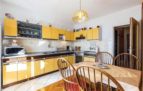 Kuchyň nebo kuchyňský kout v ubytování 3 Bedroom Stunning Apartment In Senj