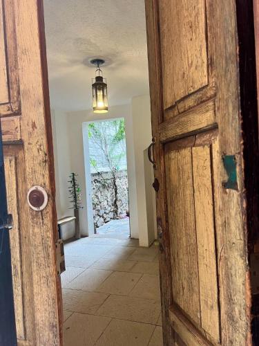 an open door to aoyer with a view of a house at 3 deptos en el mismo lugar: Penthouse con doble altura y magnífica arquitectura, Loft con cocina integral y Departamento en planta baja con patio. in San Miguel de Allende