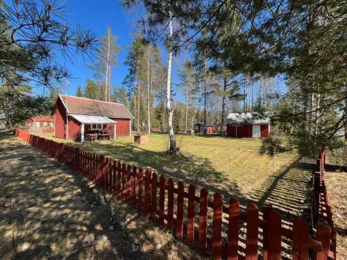 Ein Garten an der Unterkunft Stuga i Solvarbo, Dalarna