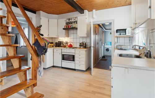 Lovely Home In Hasle With Wifiにあるキッチンまたは簡易キッチン
