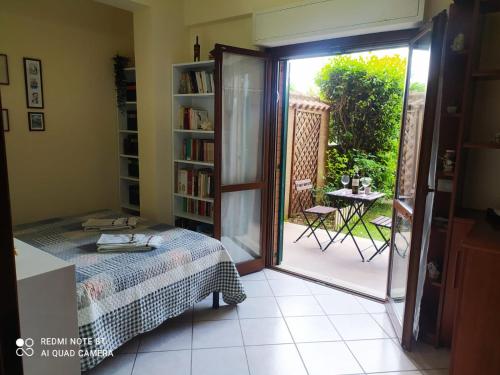 Η βιβλιοθήκη του ξενώνα