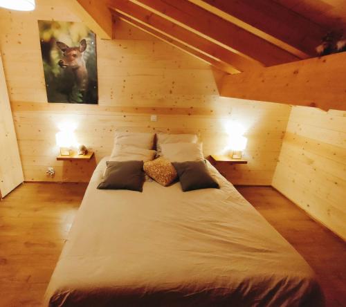a large bed in a room with two lamps at Chalet bois Vieux Cerf 12 pers proche Centre Ville in Font Romeu Odeillo Via