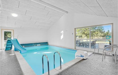 BindslevにあるLovely Home In Bindslev With Saunaの建物内の滑り台付きスイミングプール