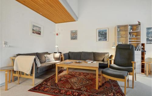 un soggiorno con un divano, un tavolo e delle sedie di Pet Friendly Apartment In Vestervig a Vestervig