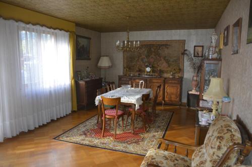 une salle à manger avec une table et des chaises dans l'établissement Maison individuelle à Issenheim, à Issenheim