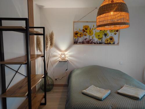 een kamer met een groene poef en een lamp bij L'Obernai in Obernai