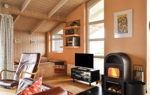 Televisyen dan/atau pusat hiburan di Holiday Home Tingodden Hvide Sande Xi Dnmk