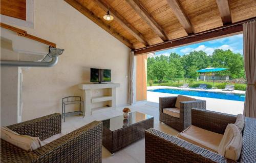 salon z widokiem na basen w obiekcie Villa Kovac w mieście Sveti Petar u Šumi