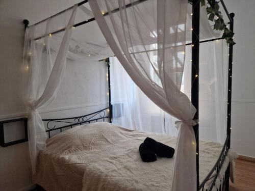 Postel nebo postele na pokoji v ubytování Spa et lit baldaquin