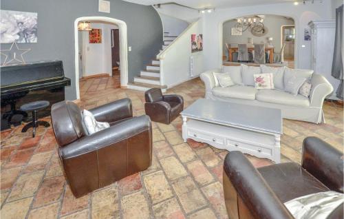 - un salon avec un canapé et un piano dans l'établissement Pet Friendly Home In Cavaillon, à Les Vignères
