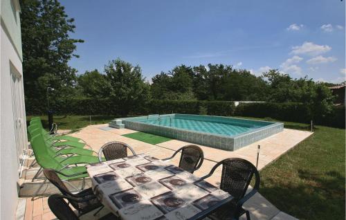 stół i krzesła obok basenu w obiekcie Lovely Home In Buje With Wifi w mieście Kaldanija