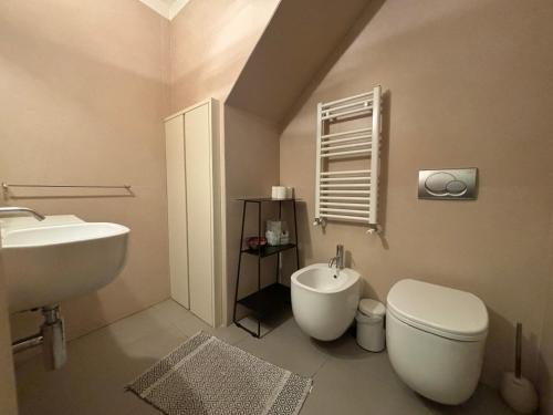 une salle de bain avec toilettes et lavabo dans l'établissement Loft 17 Arena, à Vérone