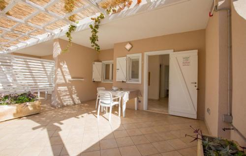 kuchnia i jadalnia ze stołem i krzesłami w obiekcie Pet Friendly Apartment In Ricadi w mieście Ricadi