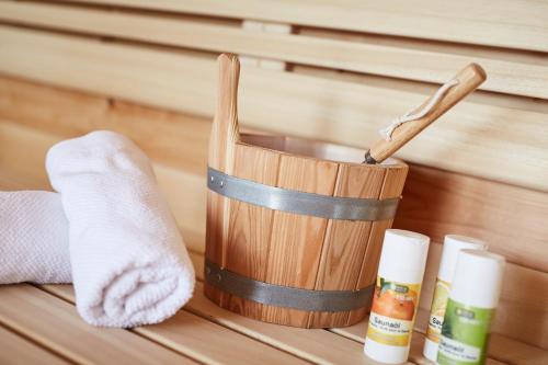 a wooden container with a brush and two bottles of soap at Dreisessel-Chalets im bayerischen Wald - Chalet Dreisessel mit Whirlpool-Sauna-Kamin in Haidmühle