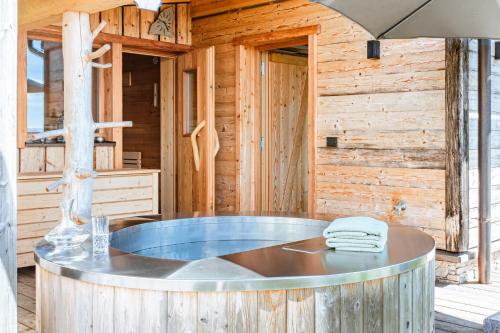 a hot tub in the middle of a wooden house at Dreisessel-Chalets im bayerischen Wald - Chalet Dreisessel mit Whirlpool-Sauna-Kamin in Haidmühle