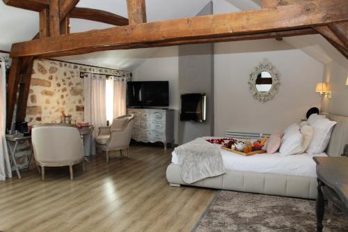 a bedroom with a large bed and a dining room at Duo Détente in Le Chenoy