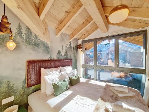 une chambre avec un lit avec une grande fenêtre dans l'établissement Le Grand Cerf - appartement 8 pers - proche centre, aux Gets
