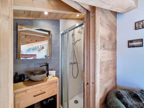 une salle de bain avec douche et lavabo dans l'établissement Le Grand Cerf - appartement 8 pers - proche centre, aux Gets