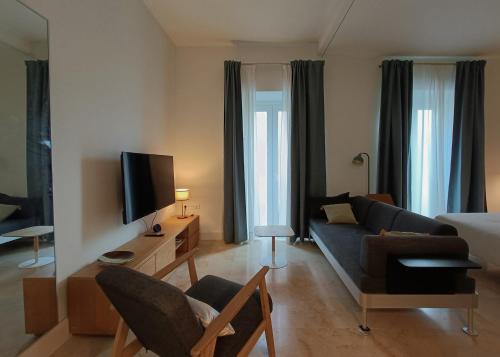 White Suite Alameda