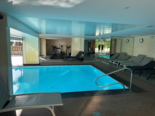 een groot zwembad in een gebouw bij Victoria Palace in Menton