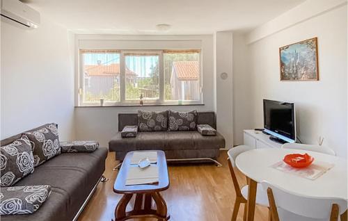 Lovely Apartment In Pula With Wifi