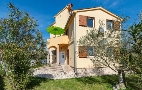 1 Bedroom Nice Apartment In Valbandon