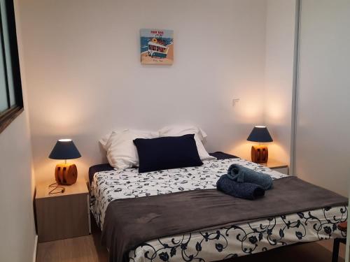- une petite chambre avec un lit et deux lampes dans l'établissement appartement au bord de l'eau sxm, à Baie Nettlé