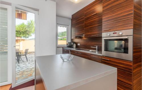 3 Bedroom Awesome Apartment In Rab